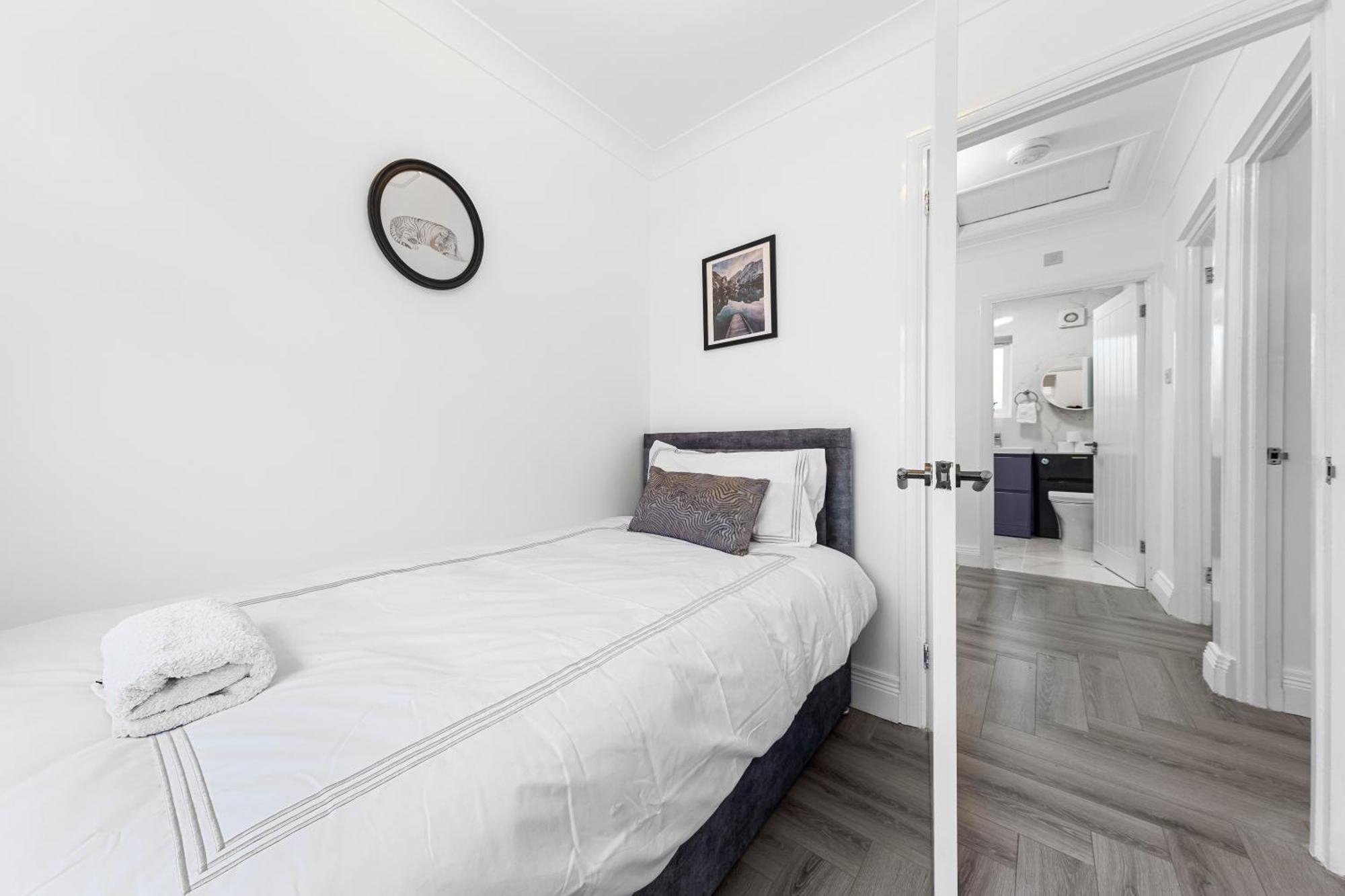 Apartment 3 Bedroom House Close To Station *