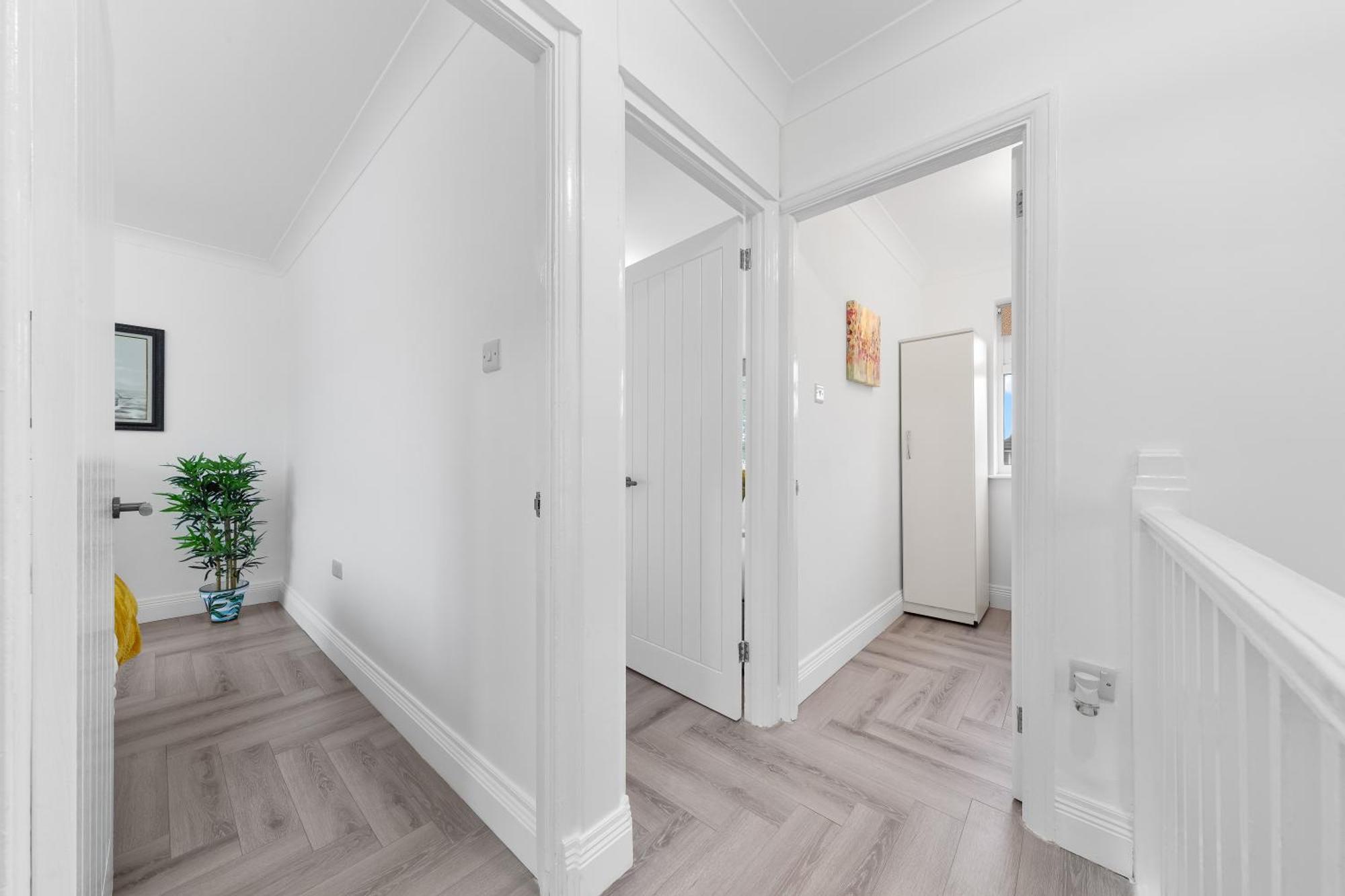 Apartment 3 Bedroom House Close To Station *