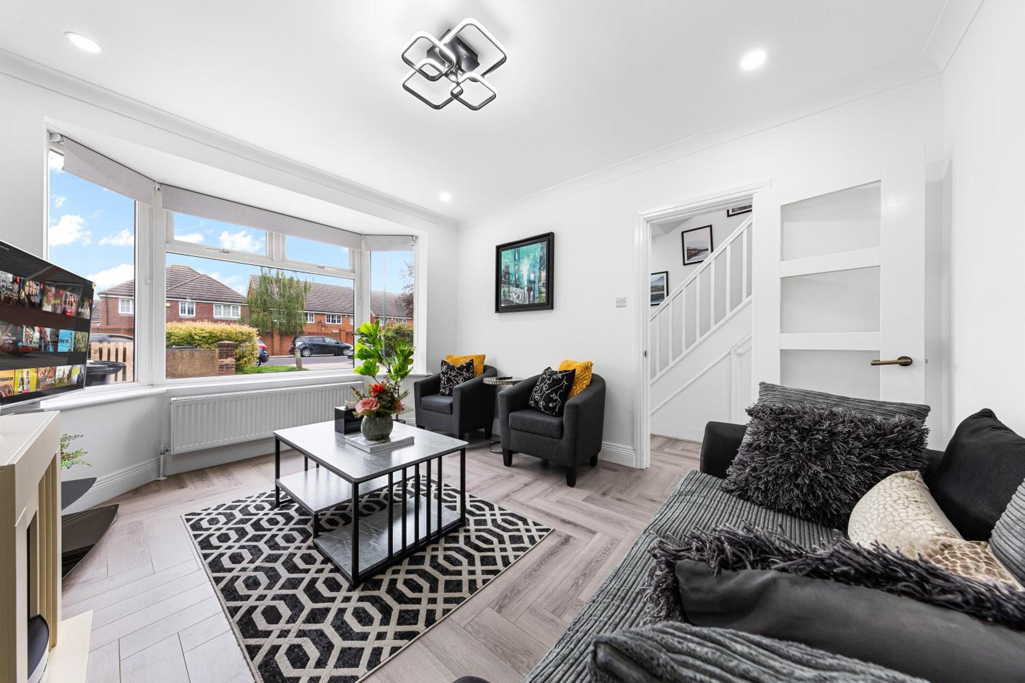 Apartment 3 Bedroom House Close To Station *