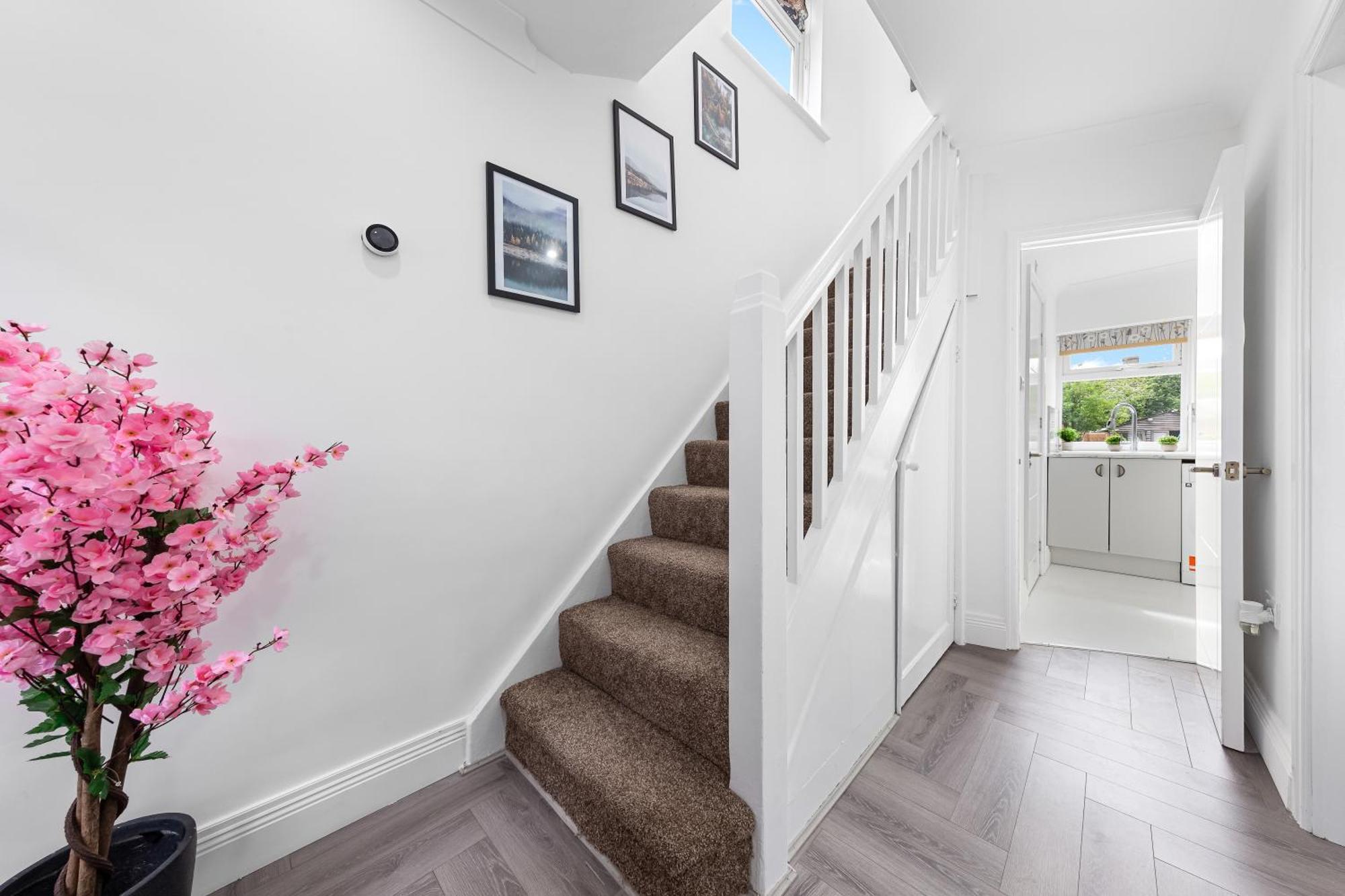 Apartment 3 Bedroom House Close To Station